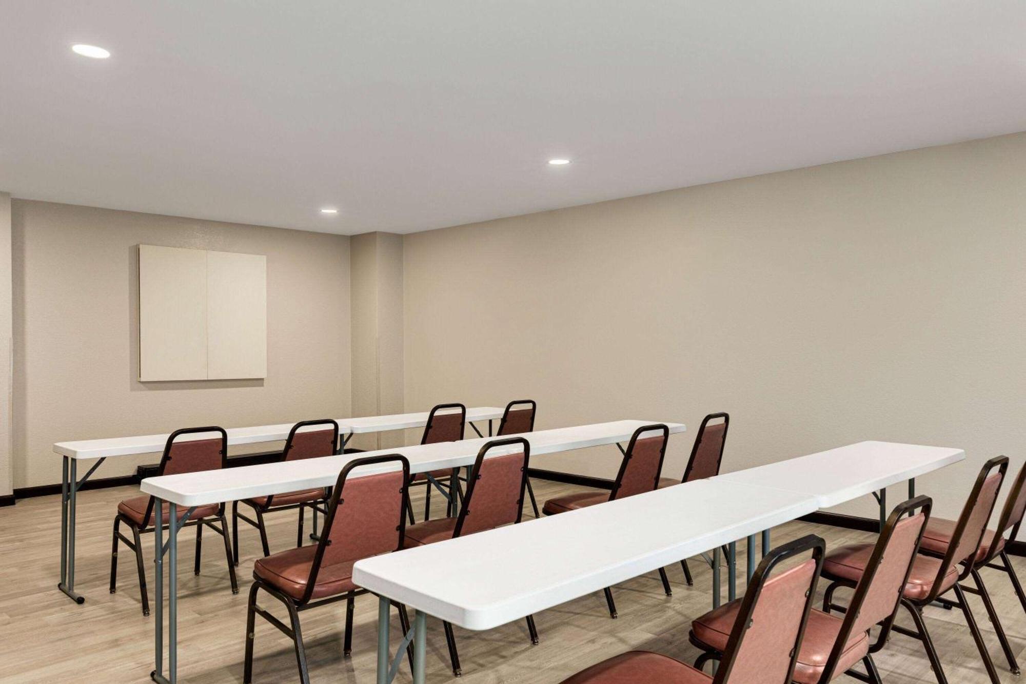 Days Inn By Wyndham Hillsboro Екстериор снимка