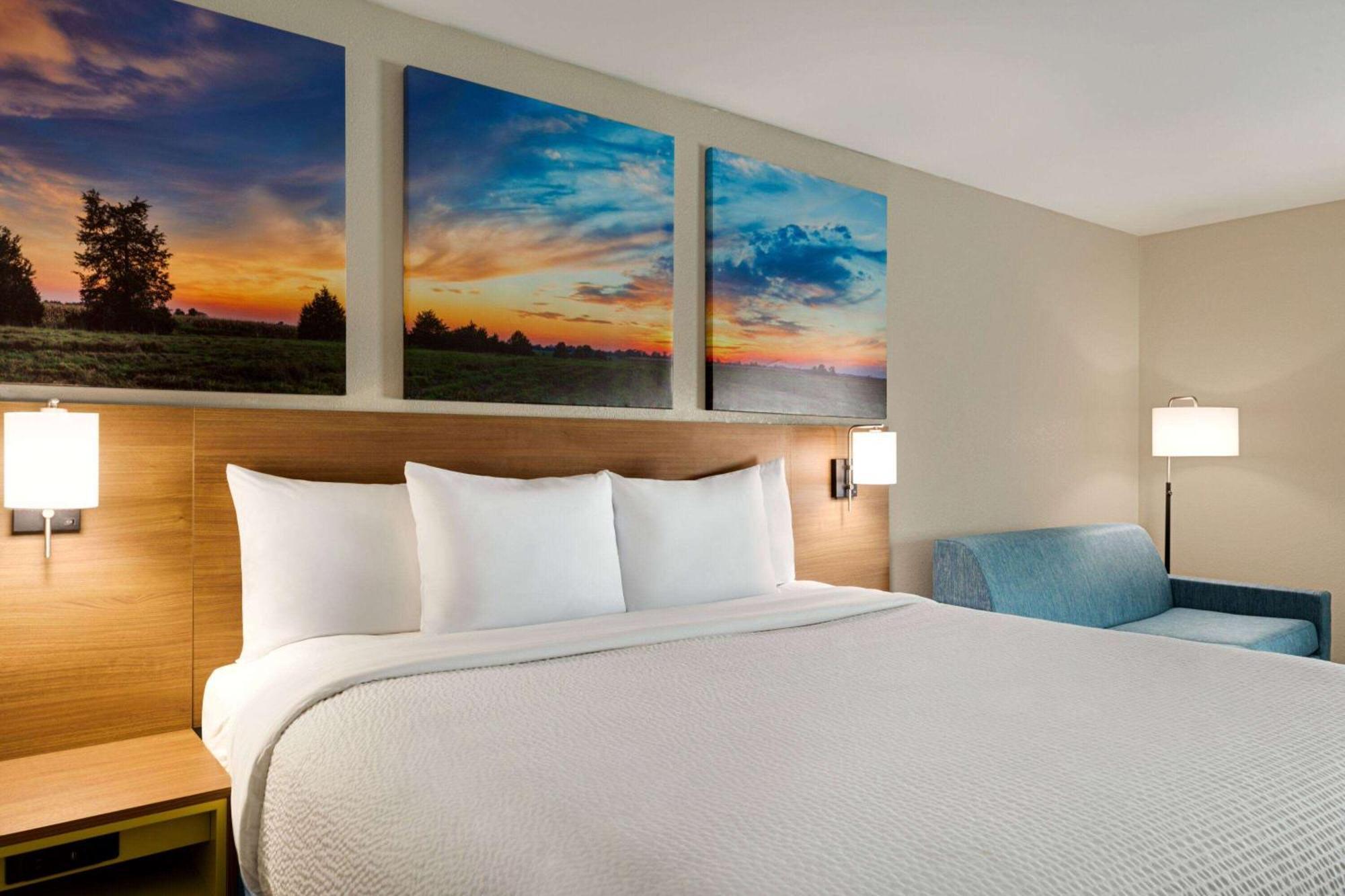 Days Inn By Wyndham Hillsboro Екстериор снимка
