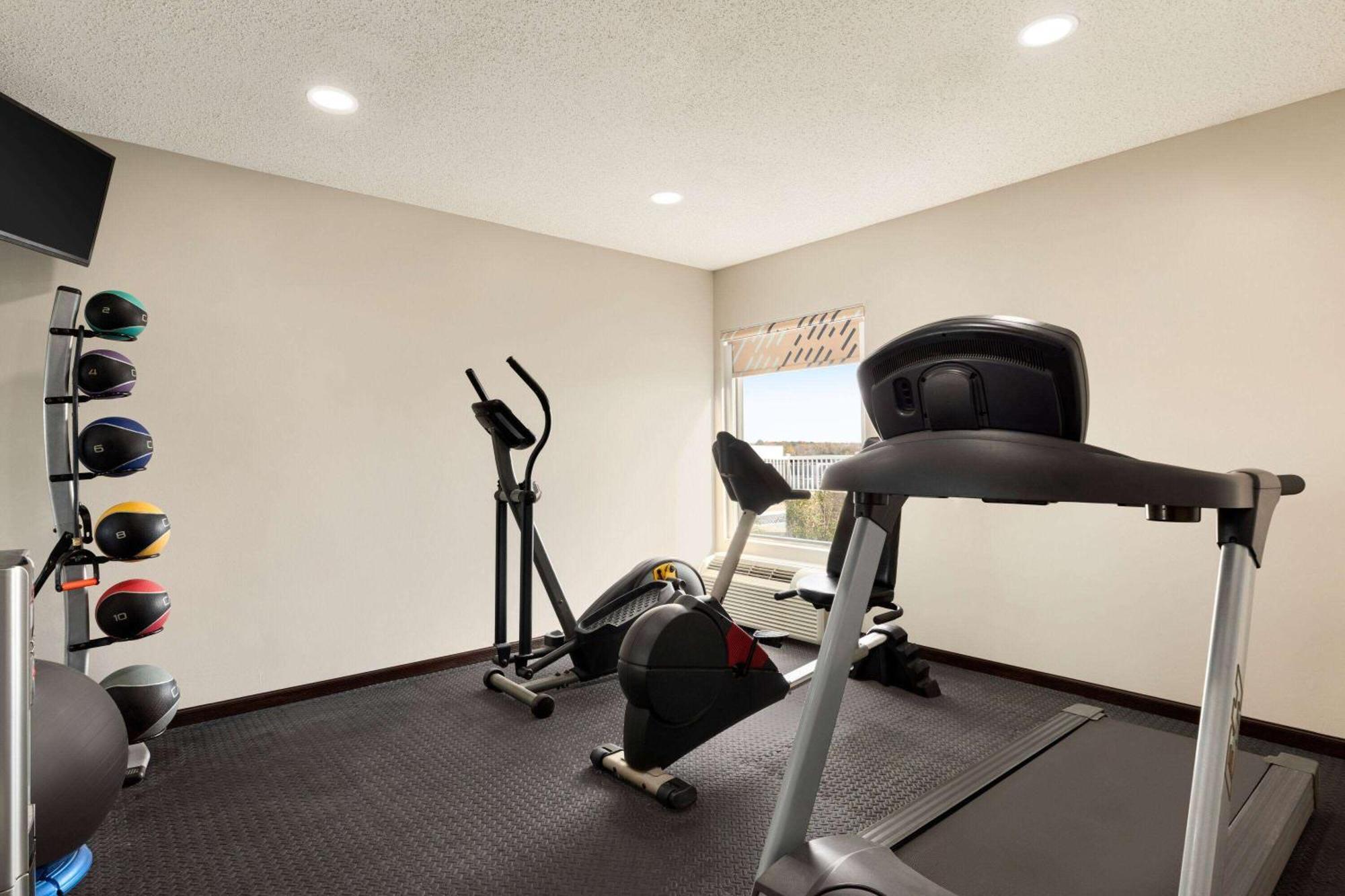 Days Inn By Wyndham Hillsboro Екстериор снимка