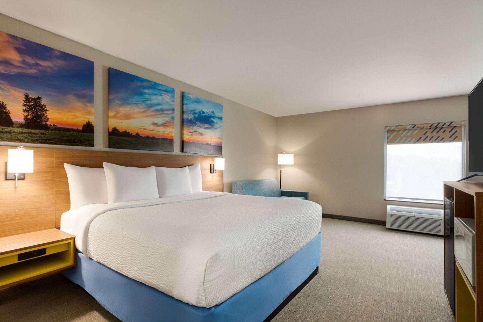 Days Inn By Wyndham Hillsboro Екстериор снимка