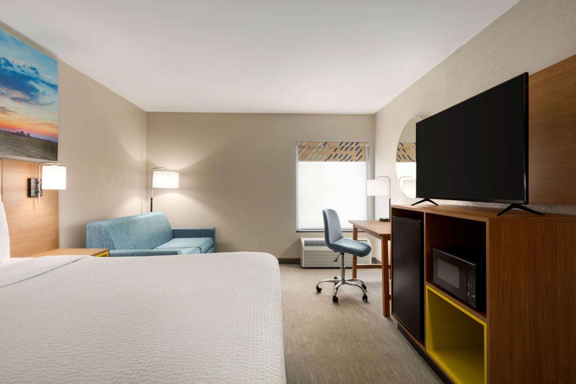 Days Inn By Wyndham Hillsboro Екстериор снимка