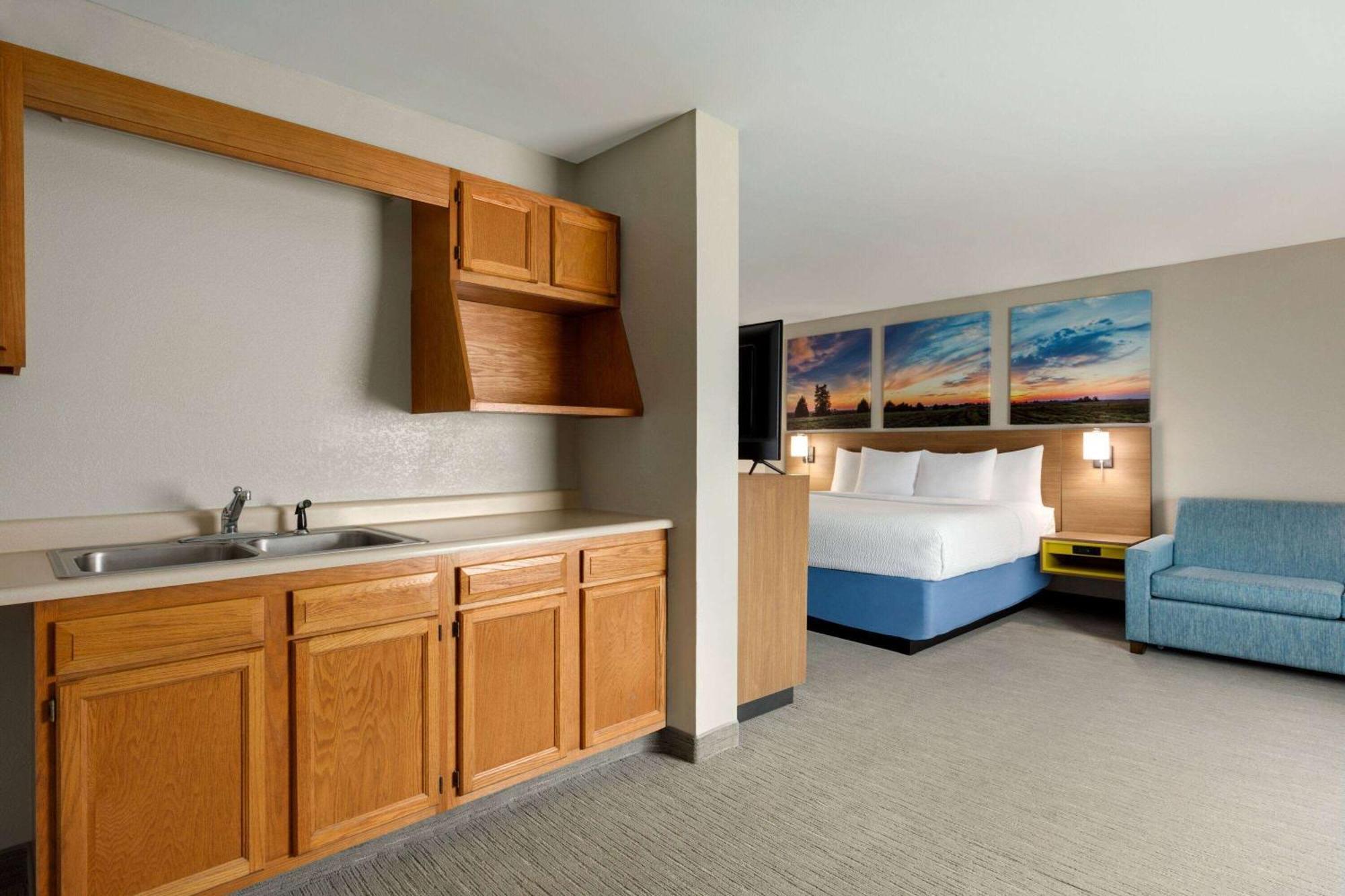 Days Inn By Wyndham Hillsboro Екстериор снимка