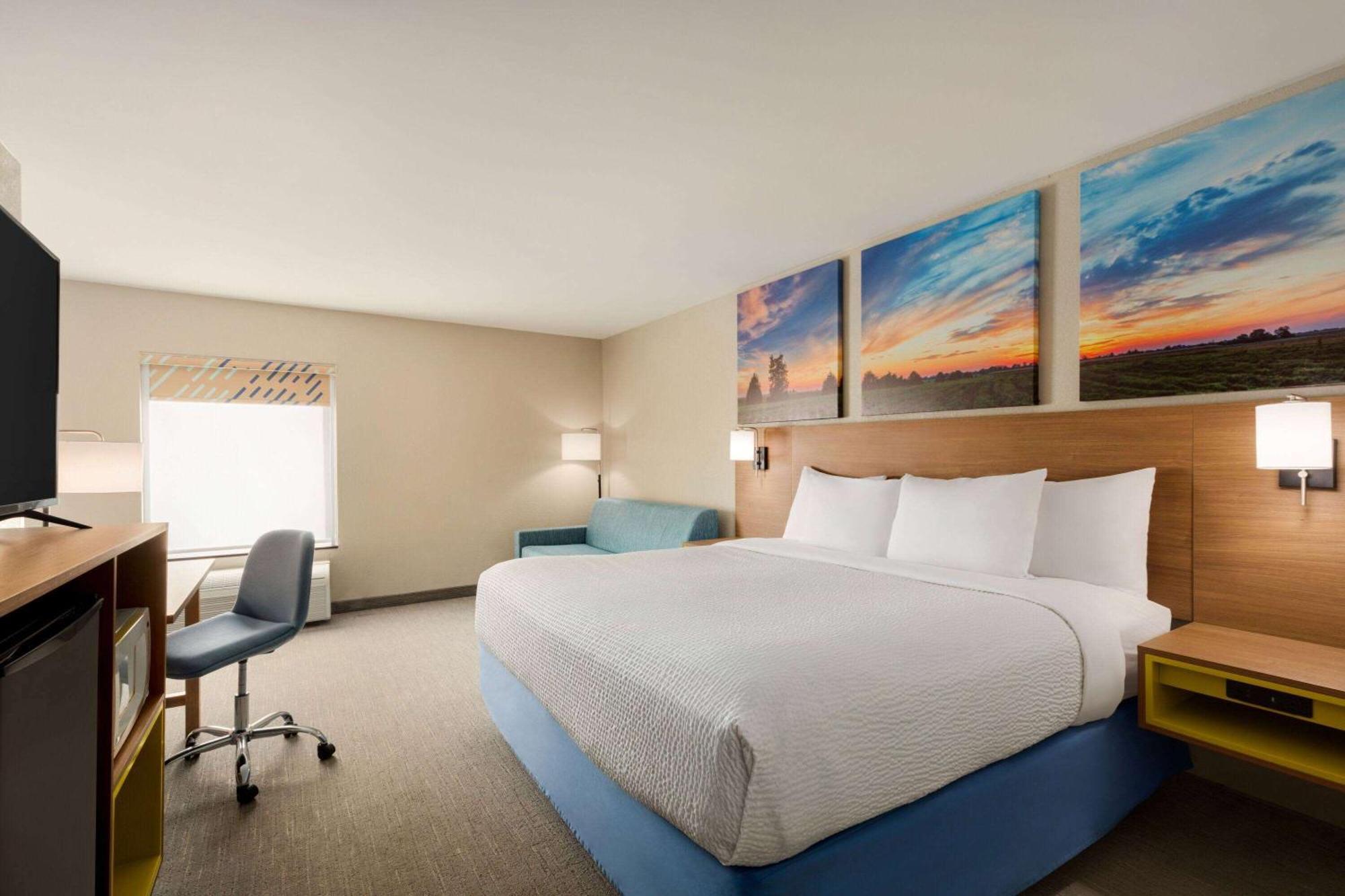 Days Inn By Wyndham Hillsboro Екстериор снимка