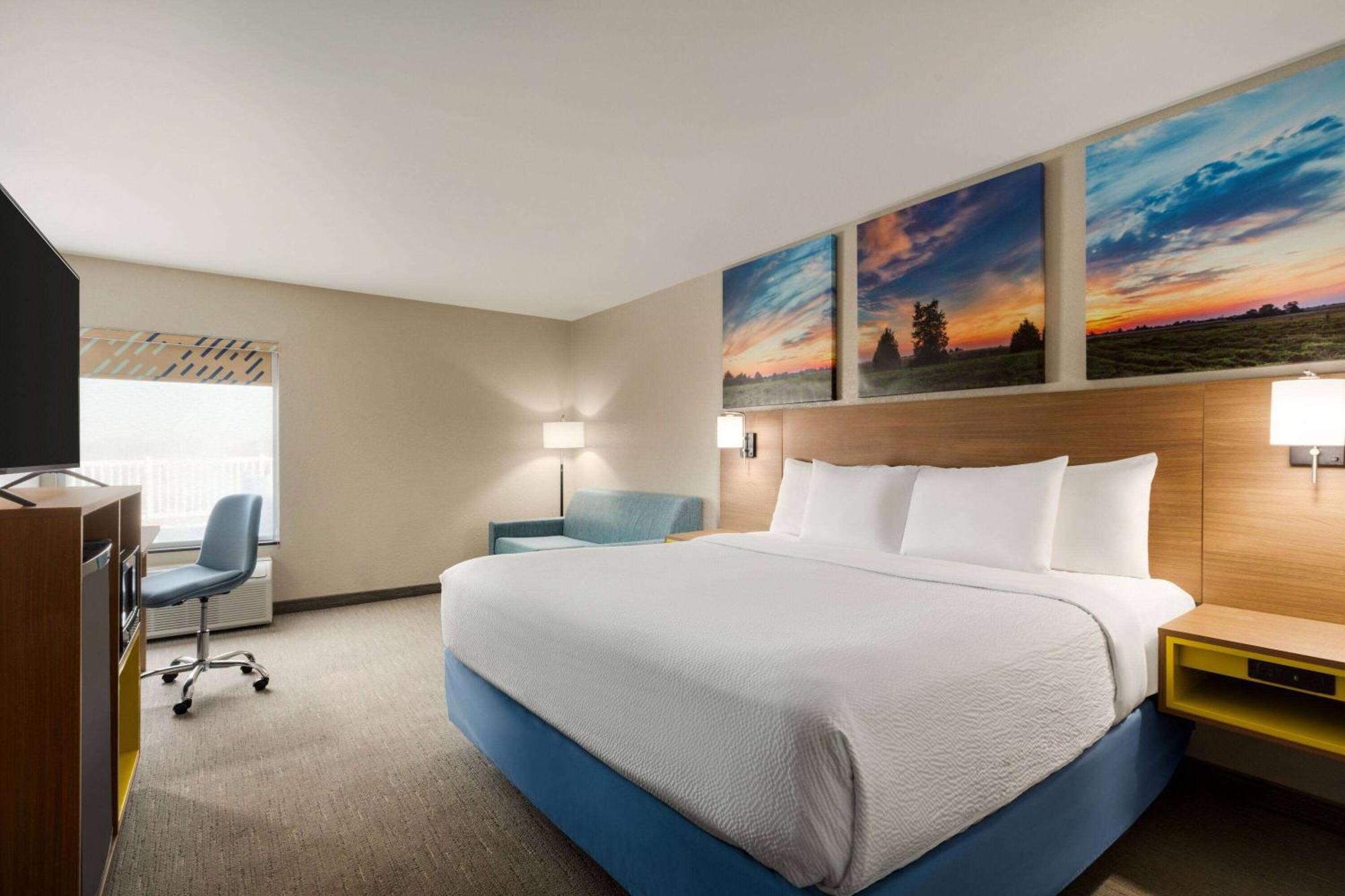 Days Inn By Wyndham Hillsboro Екстериор снимка