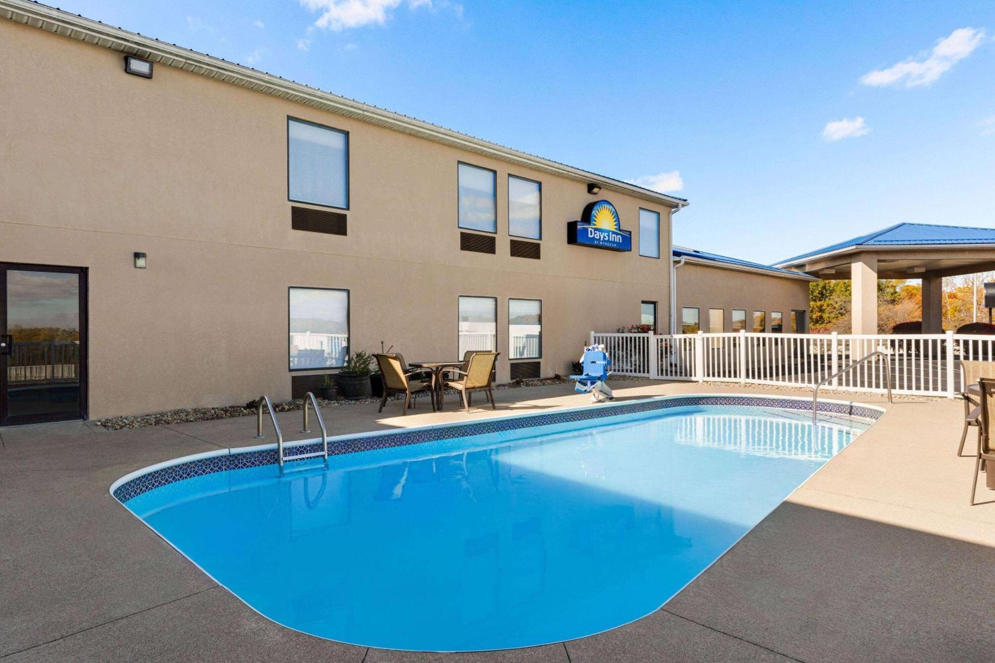 Days Inn By Wyndham Hillsboro Екстериор снимка